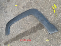 lem levého předního blatníku - ORIGINÁLNÍ DÍL - poškozený